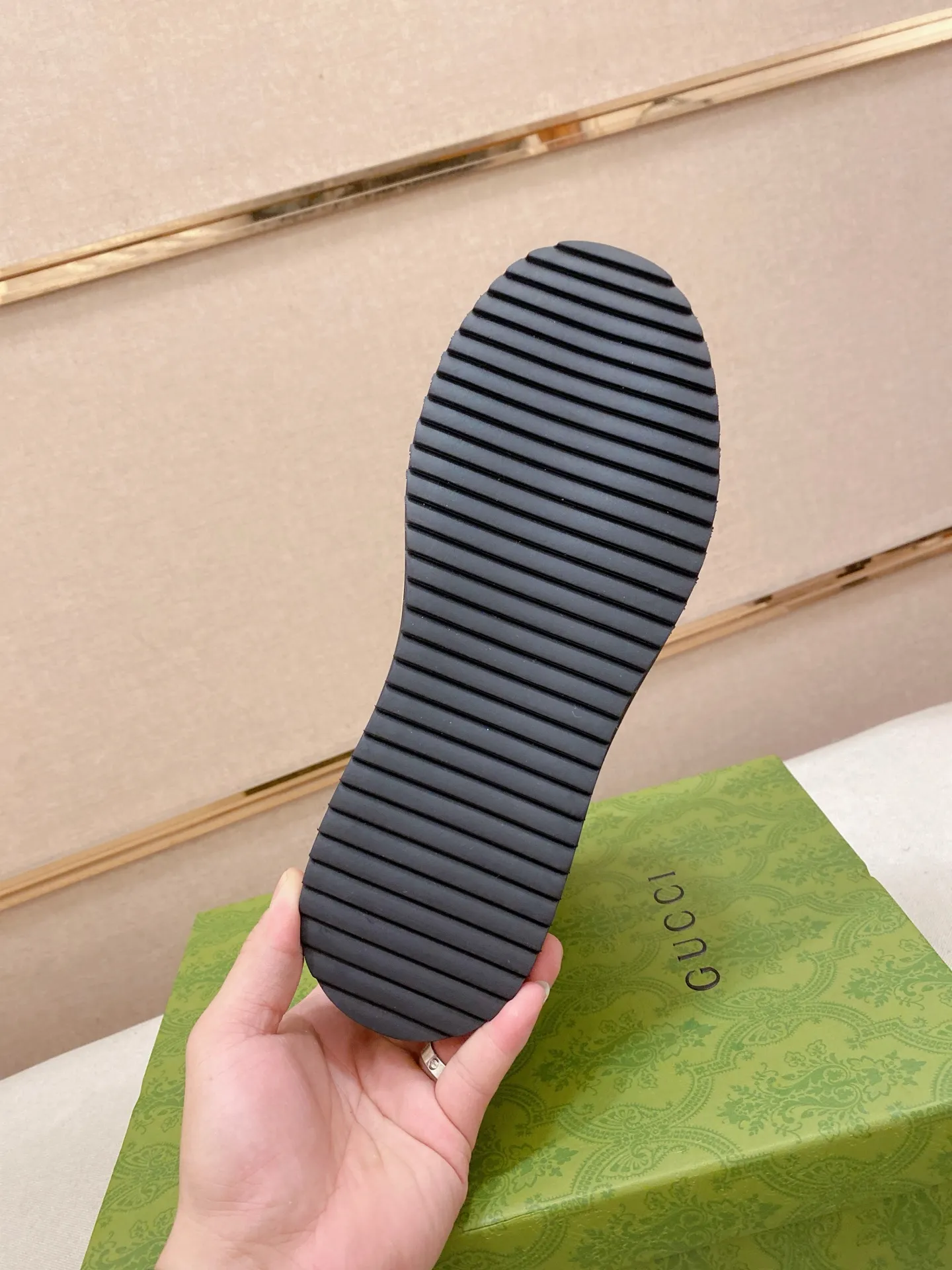 Men's shoes 💰 440 💰 High-quality new high-top GUCCI counters are on the market at the same time. The new men's shoes, 😘fabrics are selected imported cowhide, lining: sheepskin lining. 👍🏿 High-end ☄️ air-cushion molded anti-slip rubber outsole, exquisite lines, simple and elegant, comfortable and high-end for leisure travel. Code number: 38 to 44 (45 can be customized and cannot be returned or exchanged)